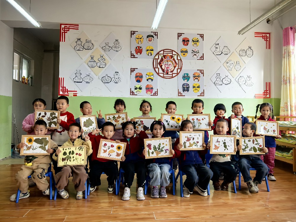 留住花颜 定格美好｜大地湾博物馆走进秦安县兴国镇郑川幼儿园开展干花手工画制作主题社教活动